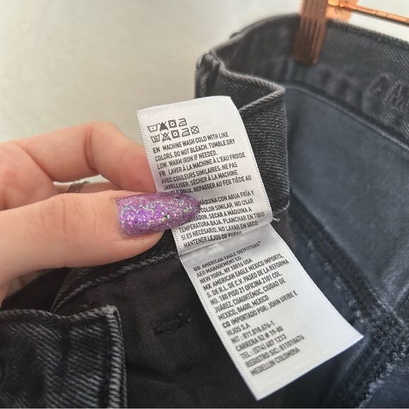 American Eagle Black Distressed Relaxed Baggy High Rise Mom Jeans Women 8 Short - Picture 9 of 10
